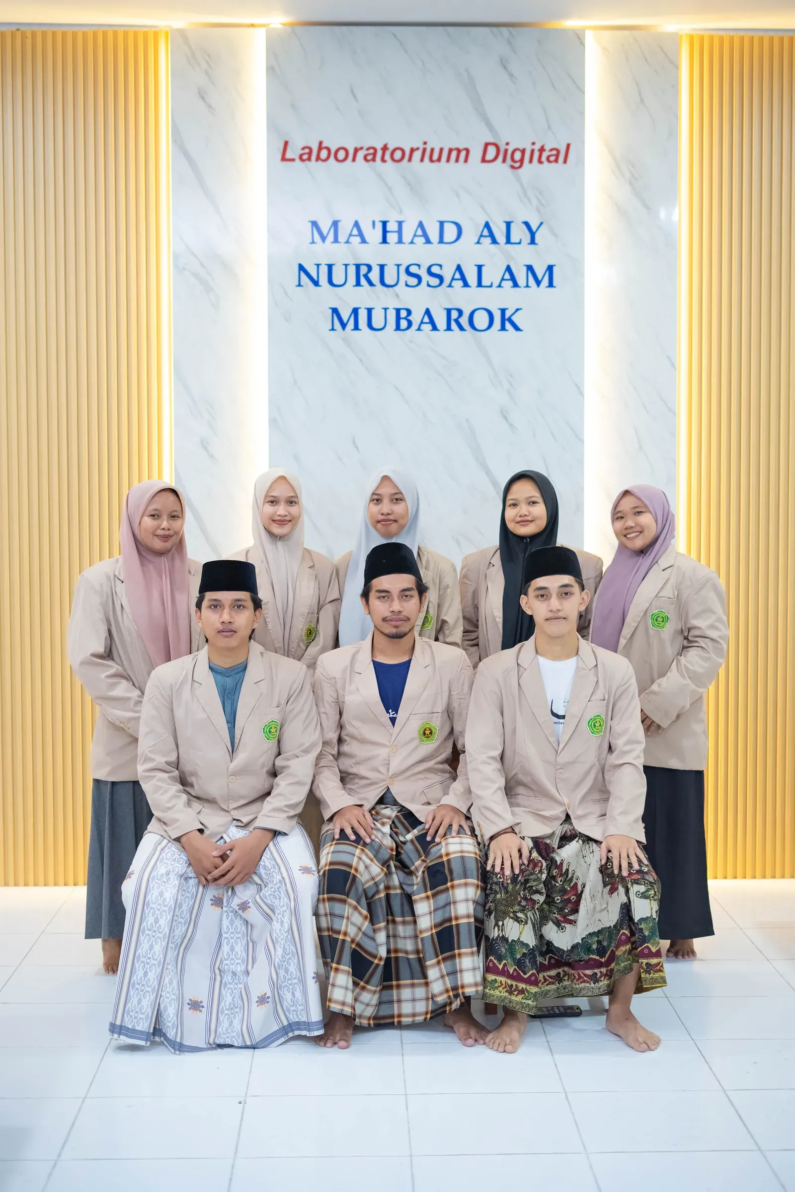 Mahasantri berfoto bersama di Ma’had Aly Nurussalam Mubarok.